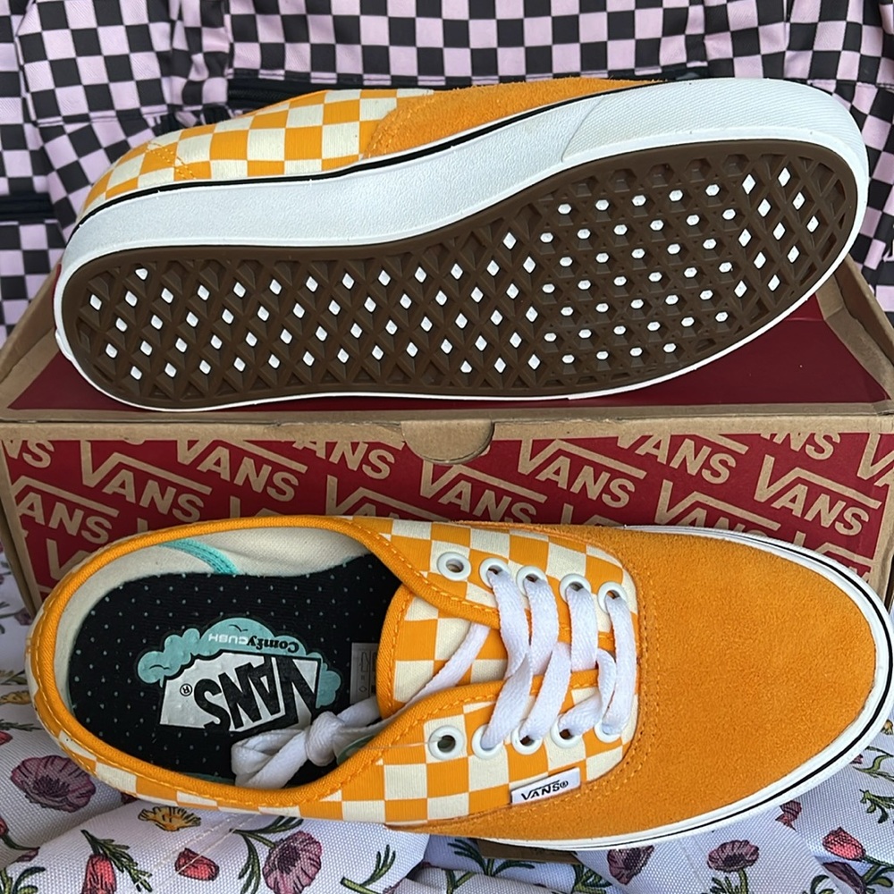 Vans WMNS Comfycush Authent (Checker) Zinnia/True Wht
VN0A3WM7VNC
Sneakers - Picture 4 of 16